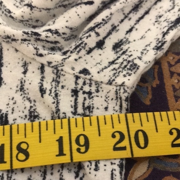 LIZ Claiborne Women’s Pullover Long sleeve Tee White with Navy Blue Soft… - Picture 9 of 9